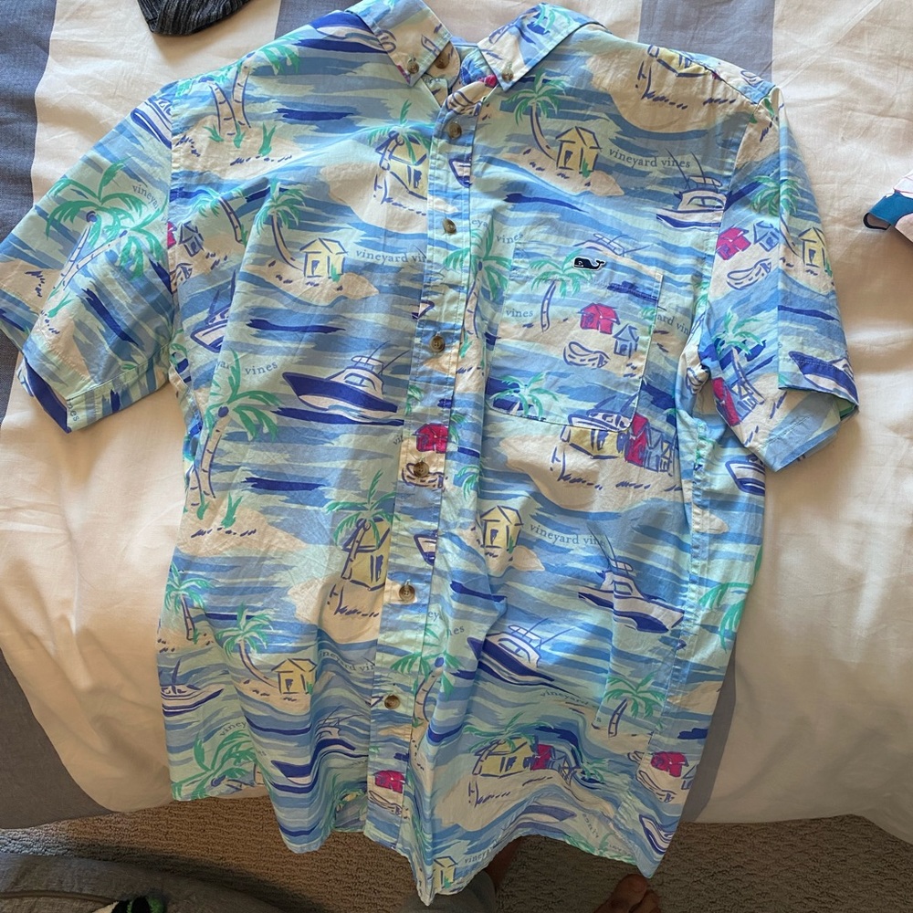 Men’s button down shirt, vineyard vines, short sleeve